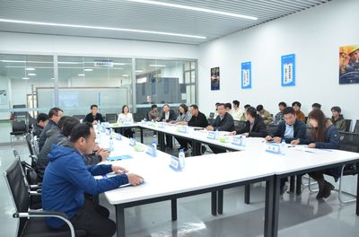 機(jī)電工程學(xué)院成功舉辦“桂水智造創(chuàng)新產(chǎn)品孵化中心”“華中數(shù)控產(chǎn)業(yè)學(xué)院”揭牌儀式暨五軸加工技術(shù)服務(wù)研討會